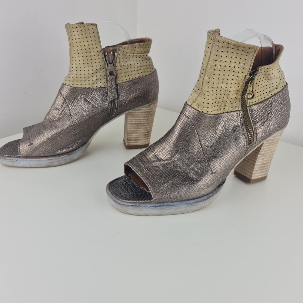 Mjus Shoes Leather Perforated Ankle Boots Size 38 or 8 Booties Side Zip - Picture 3 of 12